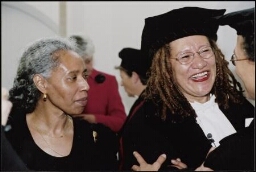 Gloria Wekker (r.) en haar partner tijdens haar oratie als de eerste Nederlandse hoogleraar vrouwenstudies gender en etniciteit aan de Universiteit Utrecht, faculteit Letteren. 2002