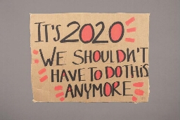 Protestbord 'It's 2020 we shouldn't have to do this anymore', gebruikt voor de Women's March in 2020