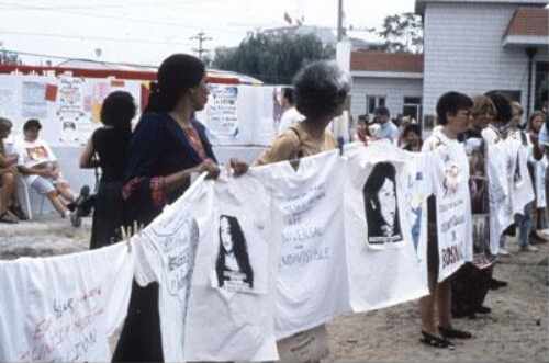 Tijdens de Vierde wereldvrouwenconferentie worden in Huairou, waar de schaduwconferentie plaatsvindt, vele acties en demonstraties gehouden door deelnemende vrouwen uit vele landen en over vele onderwerpen: vrouwenrechten-mensenrechten, tegen geweld. 1995