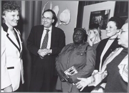 Opening van de tentoonstelling 'de glorie van het ongeziene', Dineke Stam (samensteller van de tentoonstelling) en Ad Melkert (minister van SZW) 1998