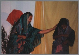 Mala Kishoundajal vertolkt samen met haar dochter door middel van het toneelstuk ''Olifant'' de positie van Hindostaanse vrouwen door de eeuwen heen in Hindi en Engels,  tijdens de Hindostaans-Surinaamse Zamicasa georganiseerd in samenwerking met Lalla Rookh 1998