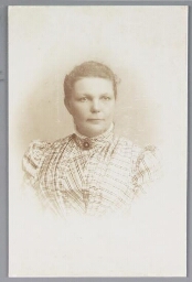 Portret van de voorzitter van het comité van de Nationale Tentoonstelling van Vrouwenarbeid 1898, afdeling Haarlem. 1898