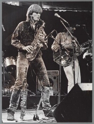 Saxofoniste van de Hassanband speelt tijdens het Buitenlandse Meisjes Festival. 1986
