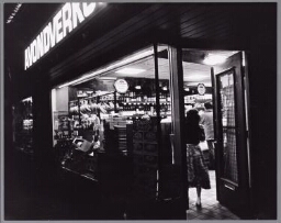 Buurtsupermarkt met avondverkoop. 1982