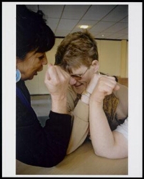Verzorger met verstandelijk gehandicapte, Corry Barten, met bril 2004