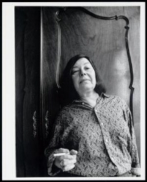 Portret van de Amerikaans Nederlands schrijfster Ethel Portnoy (1927) met sigaret.Zie ook record 100025681, 100025684, 100025685 + 100026014 t/m 100026017 1991