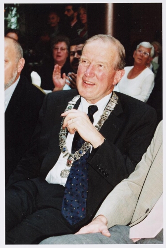 Burgemeester Patijn tijdens de viering van 100 jaar Indische Buurt in het Flevohuis. 2000