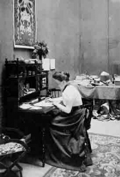 Portret mevrouw Meursing zittend aan bureau, waarschijnlijk bezig met de voorbereidingen van de Nationale Tentoonstelling van Vrouwenarbeid 1898 1898