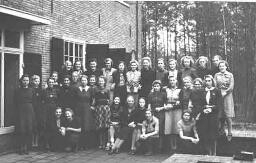 Groepsfoto van cursisten op Vrouwen Vormingcentrum De Born. 1942 ?