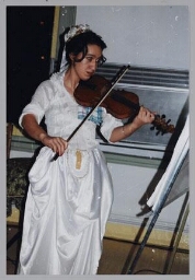 De dochter van Shahadija Galjus speelt viool tijdens een ZamiCasa (activiteiten- en eetcafé van Zami) met als thema: Roma en Sinti. 1998