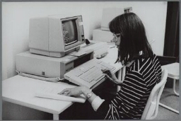 Vrouw werkt achter de computer. 1985?