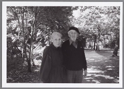 Een vrouw en een man in het Amsterdamse Vondelpark. 1996