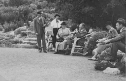 Johanna Westerdijk (derde van links) in gezelschap in een tuin 1938