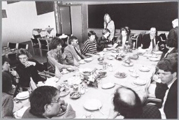 Lunch tijdens conferentie 'Vrouwen Ondernemen, stimulansen voor ondernemerschap' georganiseert door de Emancipatieraad en het Hoofdbedrijfschap Ambachten (HBA) 1986