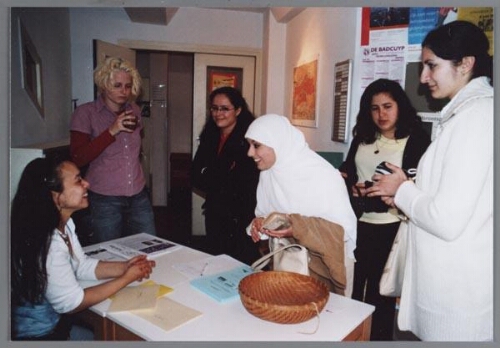 Binnenkomst van de discussiemiddag over integratie georganiseerd door Stichting Zami, Pinay sa Holland, Chebba Meidenplaza, de Marokkaanse Vrouwenvereniging Nederland (MVVN) en Stichting Sitara in buurtcentrum Lydia, Amsterdam 2004