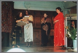 Modeontwerper Sandra Illidge(?) tijdens de uitreiking van de Zami Award 1999 met als thema 'mode en diversiteit' 1999