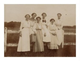De 'officieren' van het Jonge Vrouwen Gilde. 1916