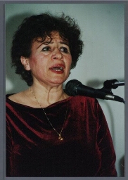 Optreden van Iraanse zangeres Perwin (?). 2001