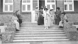 Carrie Chapman Catt (1e van l.) en Rosa Manus (3e van l.) op wereldreis in Montevideo om propaganda te maken voor het vrouwenkiesrecht 1923