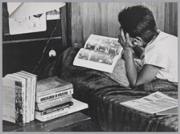 Bernadette de Wit leest lesbische romans. 1980