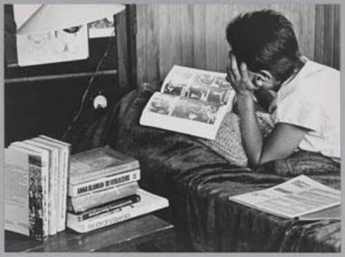 Bernadette de Wit leest lesbische romans. 1980