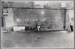 Graffiti op een muur: '(G)een lesbies 1985'. 1987