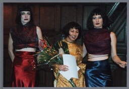 Winnares van de Zami-award 1999 'mode en diversiteit', Elif Katik (midden) met een paar van haar ontwerpen 1999
