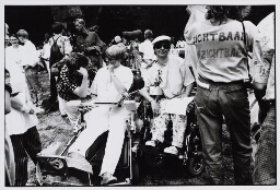 Gehandicapte vrouwen doen mee aan de homodemonstratie tijdens Roze zaterdag. 1989