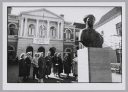 Onthulling van het beeld (buste) van Aletta Jacobs als herdenking van het feit dat A.J 1990