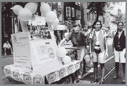 Het Lesbisch Archief Amsterdam met bakfiets tijdens demonstratie Europride. 1994