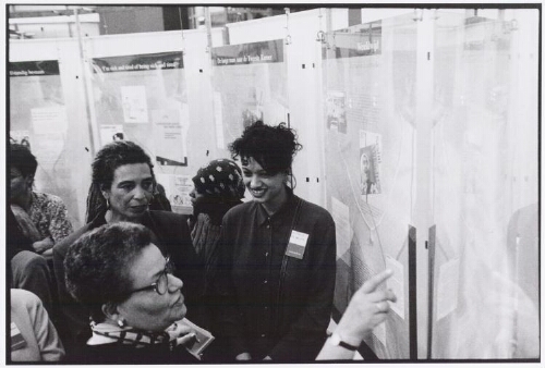 Opening van de tentoonstelling 'Onderbelicht' in aanwezigheid van Angela Davis. 1995