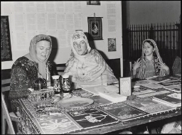 Nederlandse moslimvrouwen tijdens 'Vrouwenvlechtwerk'. 1986