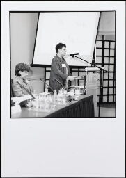 Stuurgroep Emancipatieondersteuningsstructuur (EOS) tijdens de perspresentatie van het rapport 'EOS verdient beter! Naar een effectievere emancipatieondersteuningsstructuur' 2001