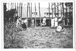 Vrouwen spelen een spelletje tijdens een vakantieclub 1935?