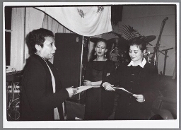 Augstine Souisa van het project Landelijk Steunpunt Educatie Molukkers krijgt de tweede prijs tijdens de uitreiking van de Zami Award 1998 met als thema 'Devotion & Dedication' 1998