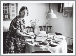 Een van de oprichtingsvergaderingen van uitgeverij Sara, bij Joyce Outshoorn (foto). 1977
