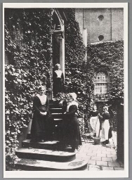 Meisjes op de binnenplaats van het Maagdenhuis. 1900