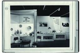 Stand 'Aardewerk (Gouda)' op de tentoonstelling 'De Nederlandse Vrouw 1898-1948'. 1948