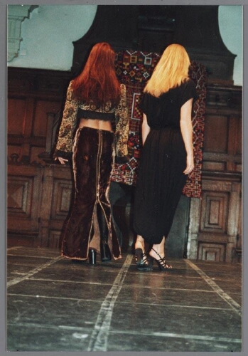 Twee modellen tonen creaties van modeontwerper Roshanak Parizaden tijdens de modeshow ter gelegenheid van de Zami Award 1999 met als thema 'mode en diversiteit' 1999