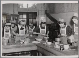 Leerlingen van een Engelse huishoudschool leren plumpudding en kalkoen te bereiden, het traditionele kerstmenu. 195?