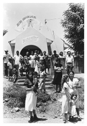 Nicaraguanen voor een Maranatha kerk. 1984