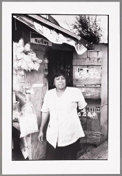 Vrouw bij haar winkeltje in Jogyakarta, waar o.a 1998