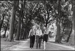 Oudere lachende vrouwen, vriendinnen, wandelen in een park 1989