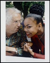 Bejaarde vrouw met allochtone bejaardenverzorgster in vepleeghuis Amstelhof in Amsterdam 2002