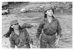 Militaire exercities in Nicaragua, ook vrouwen en kinderen moeten meedoen. 1984