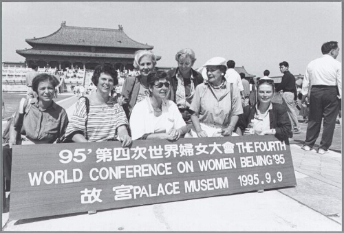 Tijdens de wereldvrouwenconferentie in Beijing bezoeken vrouwen van de VVD de Verboden Stad 1995