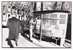 Vrouw plakt affiches met tekst: 'Vrouwen staakt ! 30 maart laat deze nieuwe abortuswet niet door de kamer komen' op een 'Amsterdamse krul' (een openbaar herentoilet of urinoir) bij het Sarphatipark in Amsterdam. 1981