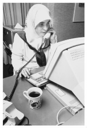 Medisch receptioniste Saime aan het werk. 1990