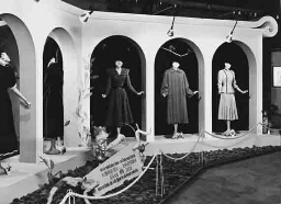 Stand van de afdeling 'De vrouw in de mode': dameskleding uit de 'Confectie' op de tentoonstelling 'De Nederlandse Vrouw 1898-1948'. 1948
