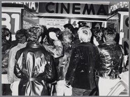 Tijdens de hekssennacht demonstreren vrouwen bij een bioscoop waar porno films getoond worden. 1984